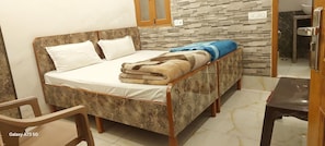 Deluxe Double Room, Balcony, City View - NEW CHANDU INN (New Delhi)