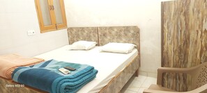 Escritorio, espacio para trabajar con laptop y wifi gratis 