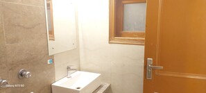 Deluxe-dobbeltværelse - balkon - byudsigt | Badeværelse | Bruser, gratis toiletartikler, hårtørrer, håndklæder