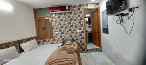 Deluxe Double Room, Balcony, City View - NEW CHANDU INN (New Delhi)