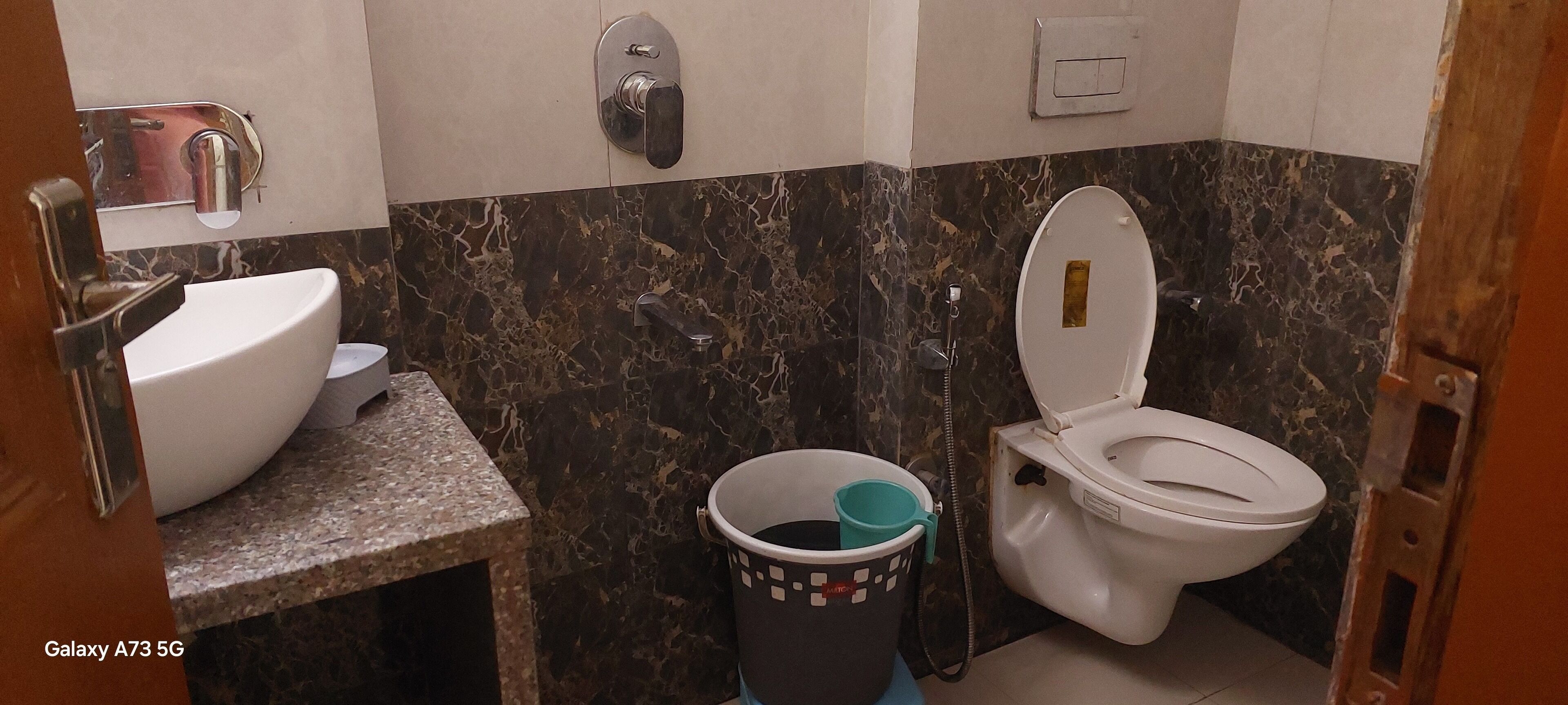 Ducha, artículos de tocador gratuitos, secador de pelo, toallas