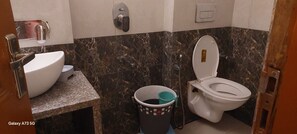 Ducha, artículos de tocador gratuitos, secador de pelo, toallas