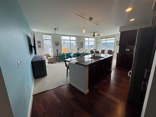 Wonderful 2-bedroom Bainbridge Island Condo next to Ferry- Mt Rainier view