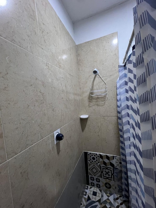 Dusche, Handtücher, Toilettenpapier