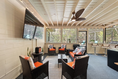 Midcentury Marvel 5-bedroom pool house – walk to UF Stadium & Campus