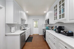 Kylskåp, mikrovågsugn, ugn och spishäll