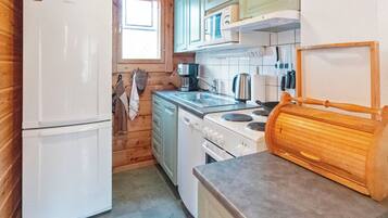 Frigorífico, microondas, lavavajillas y utensilios de cocina