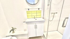 淋浴设施、吹风机、毛巾、肥皂