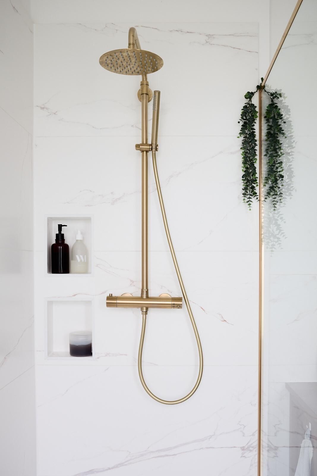 Dusche, Haartrockner, Handtücher, Toilettenpapier