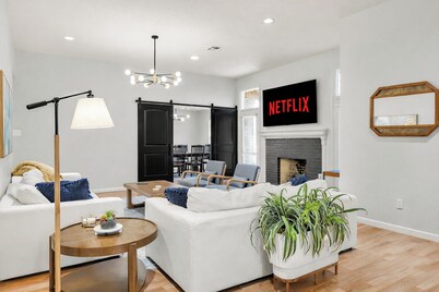 Olivia’s: 1 Mile to Campus/Walk to Texas Roadhouse