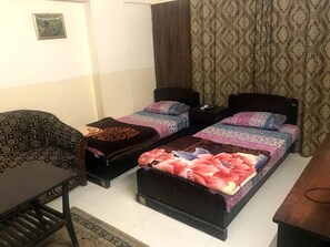 Soundproofing, free WiFi - Hotel Zeshan (Karachi)