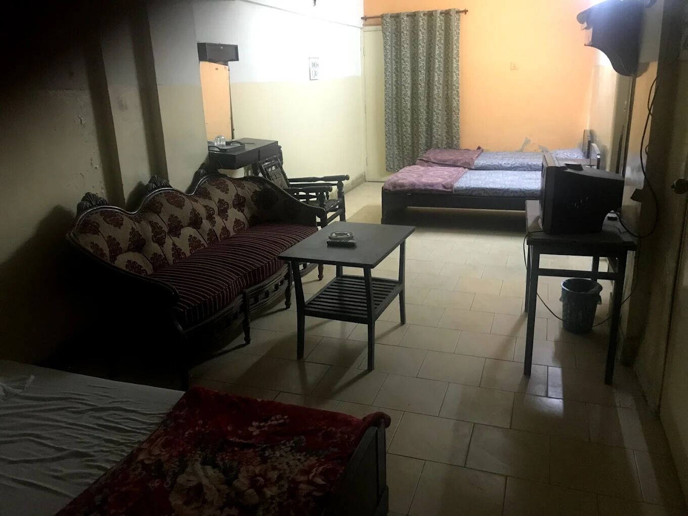 Deluxe Double Room, City View | Living area