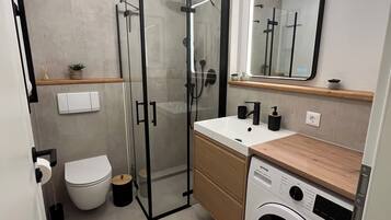 Dusche, Haartrockner, Handtücher, Seife