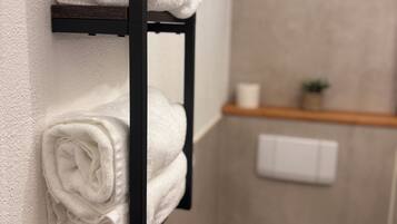 Dusche, Haartrockner, Handtücher, Seife