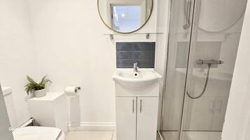 Dusche, Haartrockner, Handtücher, Seife
