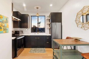 Jääkaappi, mikroaaltouuni, uuni, liesi