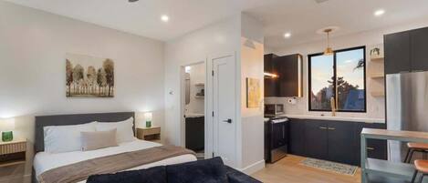 Tabla de planchar con plancha, wifi y ropa de cama