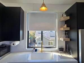 Jääkaappi, mikroaaltouuni, uuni, liesi