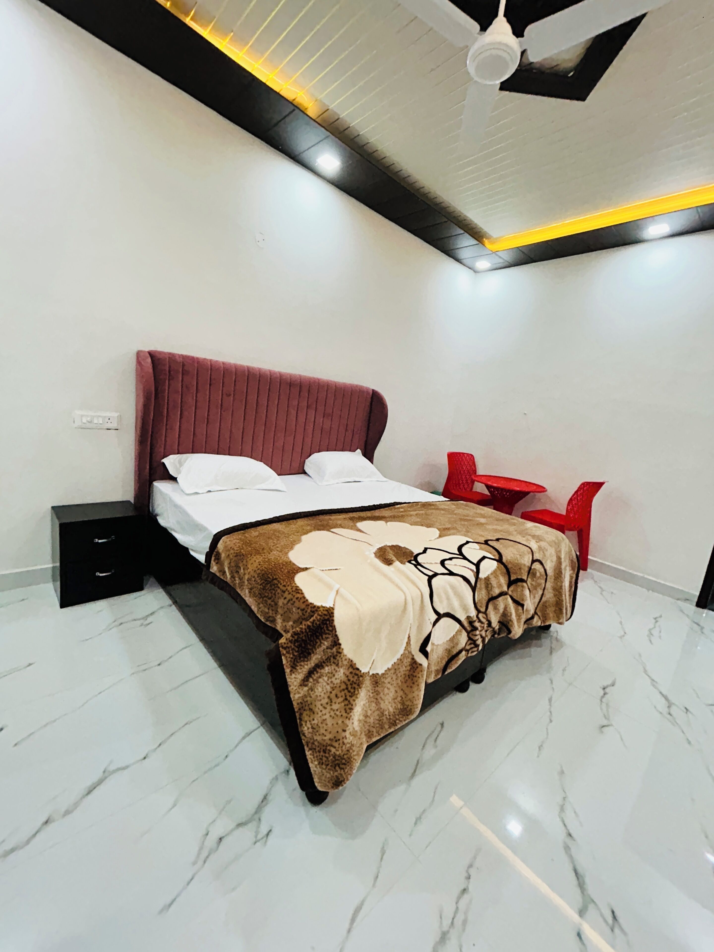 Escritorio y espacio para trabajar con laptop 