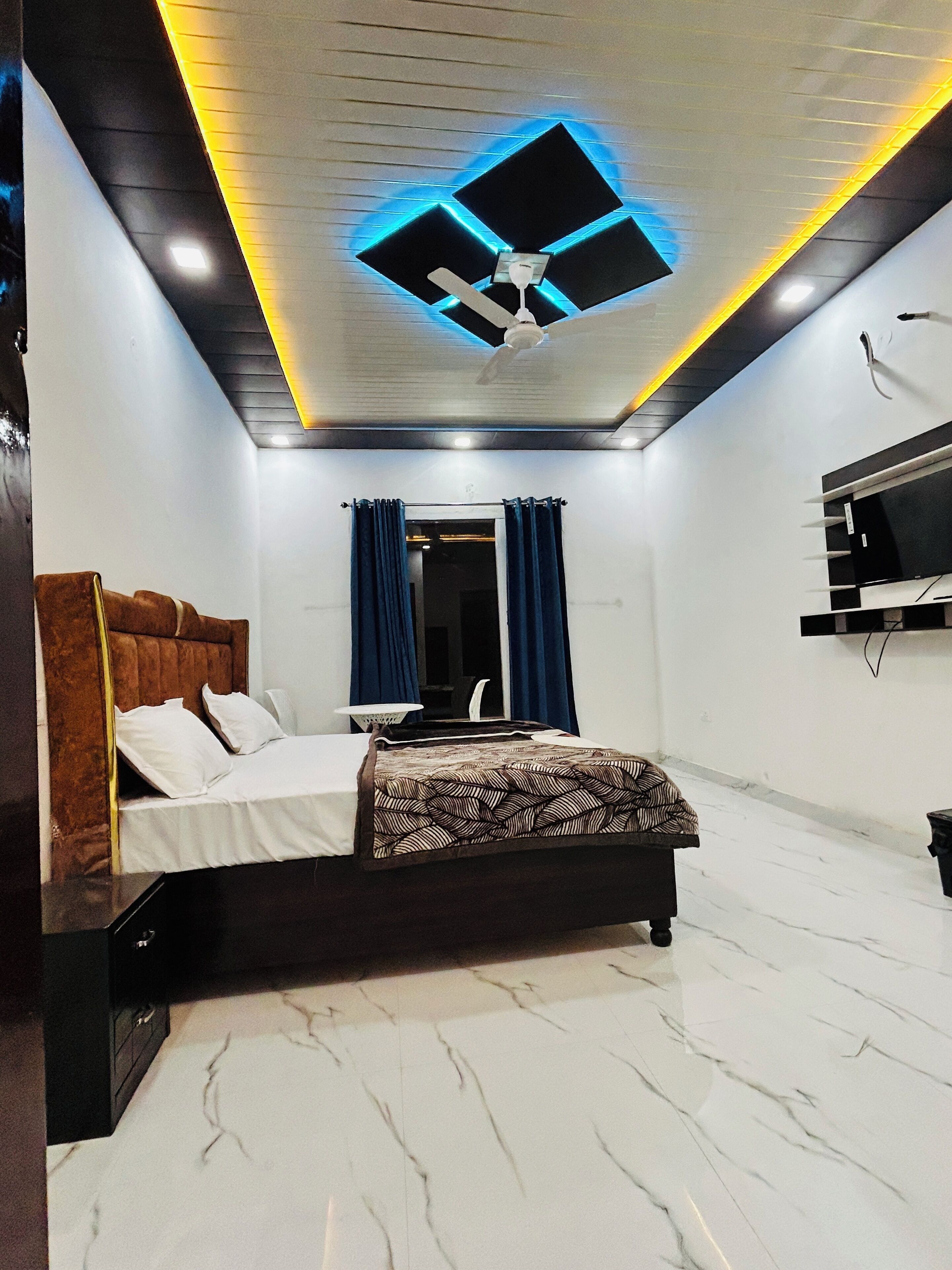 Escritorio y espacio para trabajar con laptop 