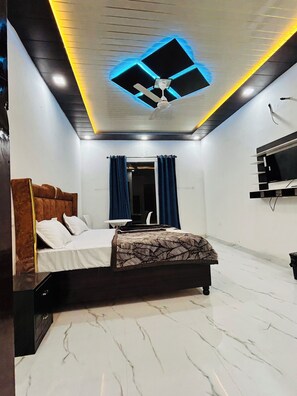 Escritorio y espacio para trabajar con laptop 