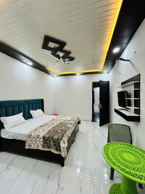 Escritorio y espacio para trabajar con laptop 