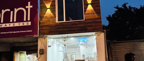 Vista frontal de la propiedad