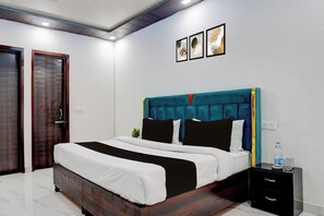 Deluxe Double Room, City View | Peralatan tempat tidur premium, katil Select Comfort, meja 