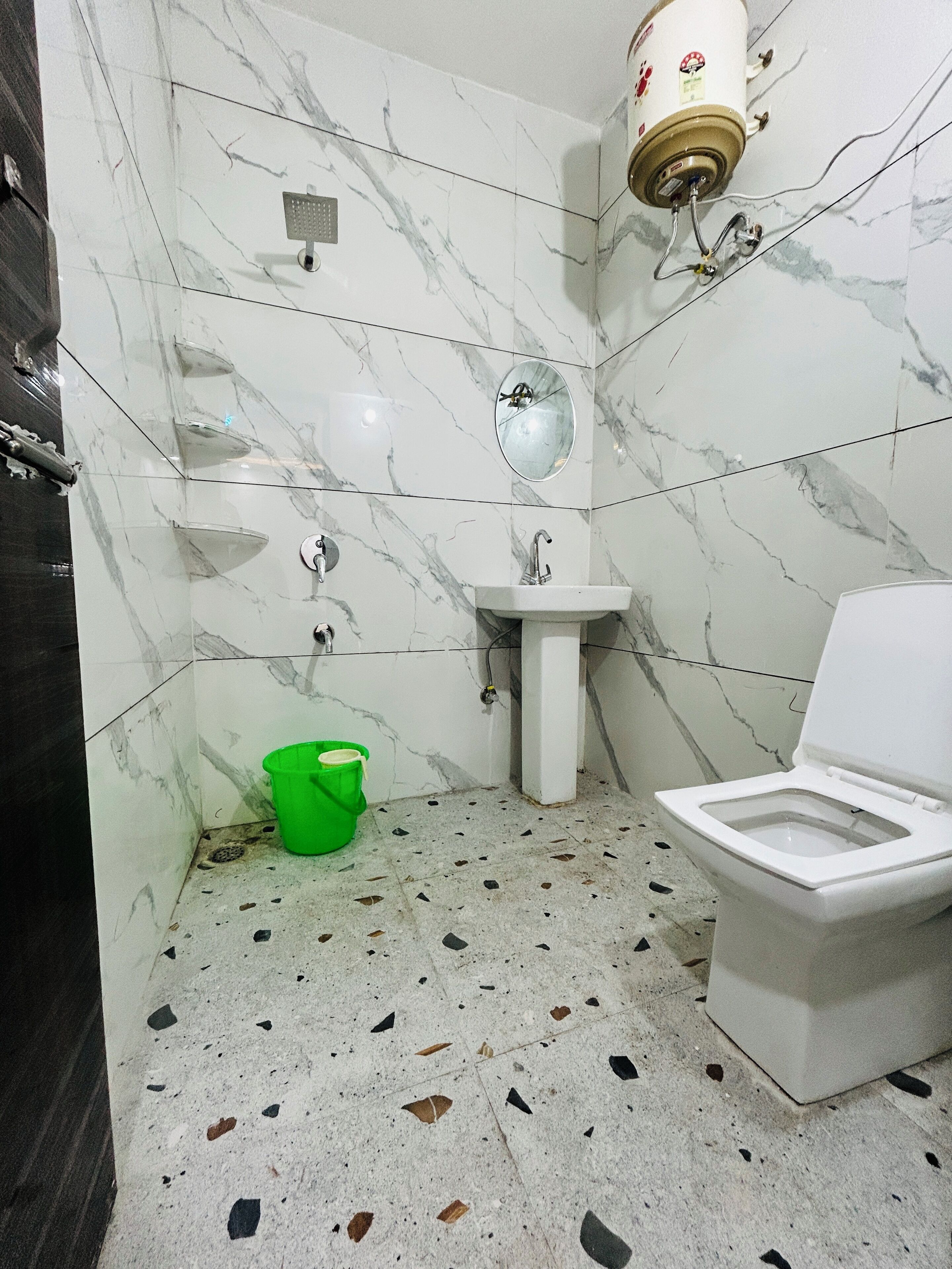 Deluxe Double Room, City View | Bathroom | Shower, slippers, towels