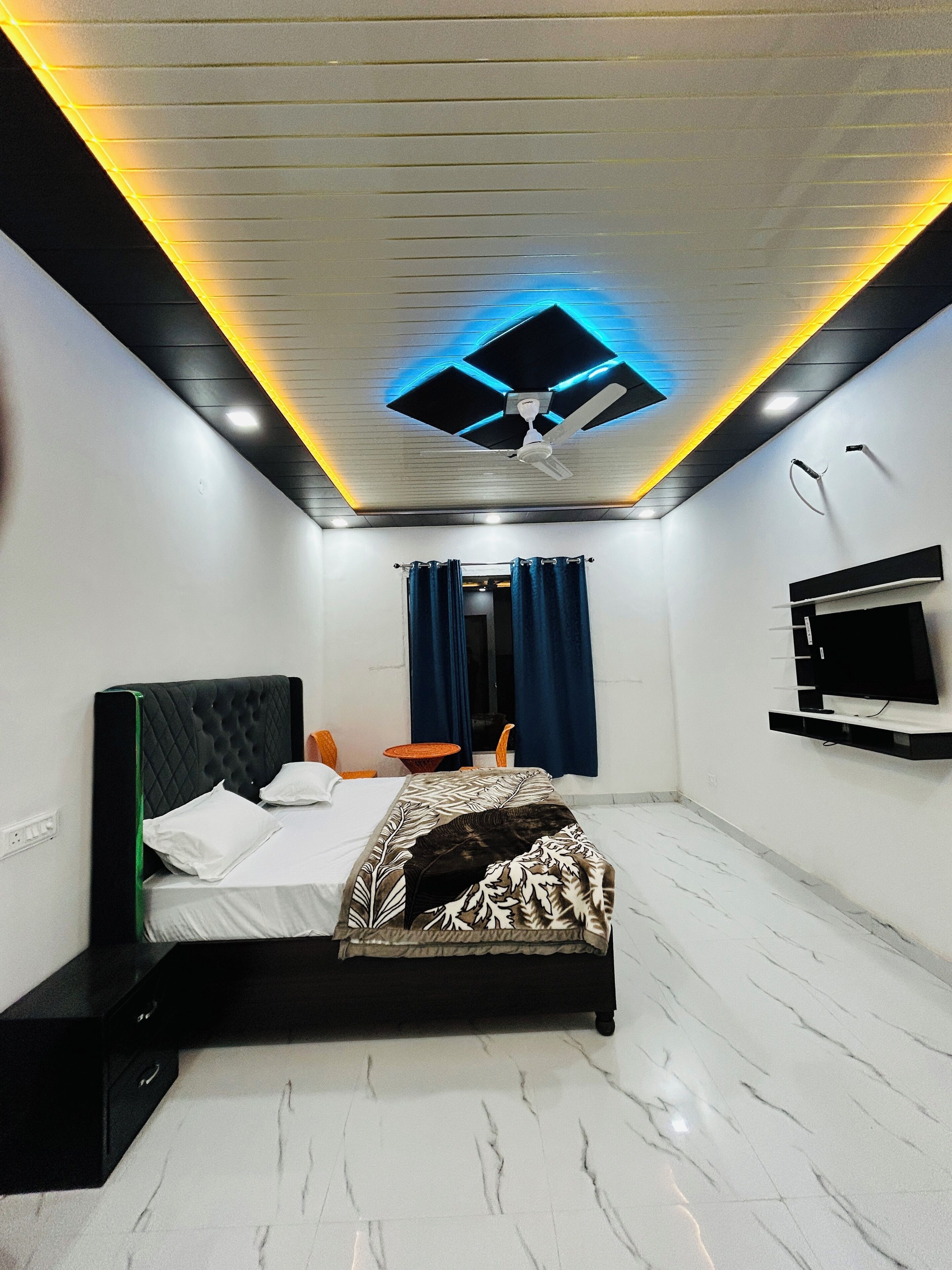 Escritorio y espacio para trabajar con laptop 