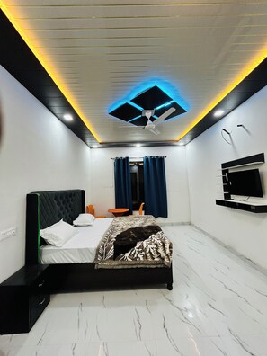 Escritorio y espacio para trabajar con laptop 