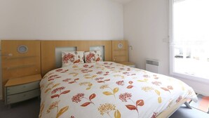 A bedroom with a bed, a nightstand, a dresser, and a window. - Town house 1000 metres from Paris (Saint-Ouen-sur-Seine)