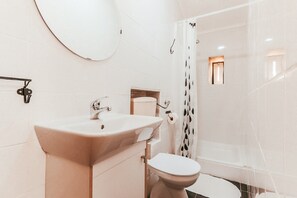 Apartment | Bathroom - Lisbon Stay Near Palace (Lisbon)