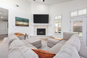 Televisión y chimenea