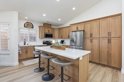 Terrific 3-bedroom home with AC in quiet Bakersfield Cul-de-sac. Great Location