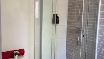 Kamar Basic, pemandangan halaman | Kamar mandi