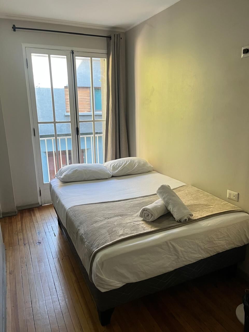 Wifi gratis y ropa de cama 