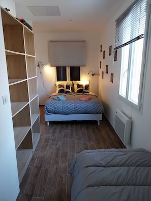 Tabla de planchar con plancha, wifi, ropa de cama