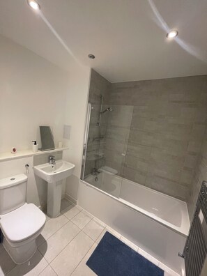 Haartrockner, Handtücher, Seife, Toilettenpapier