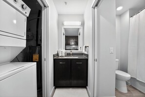 Handdukar och toalettpapper