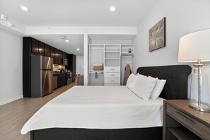 1 bedroom, WiFi, bed sheets - Lux Studio ,Pool, Near St. Davids Hospital (Jarrell)