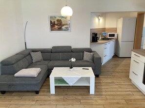 TV, caminetto, tavolo da ping pong, libri