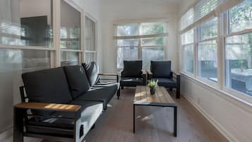 Een smart-tv en boeken