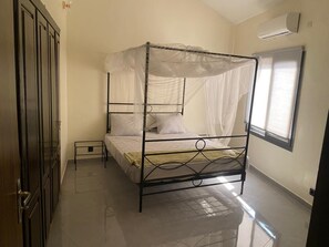 4 bedrooms, iron/ironing board, free WiFi, bed sheets