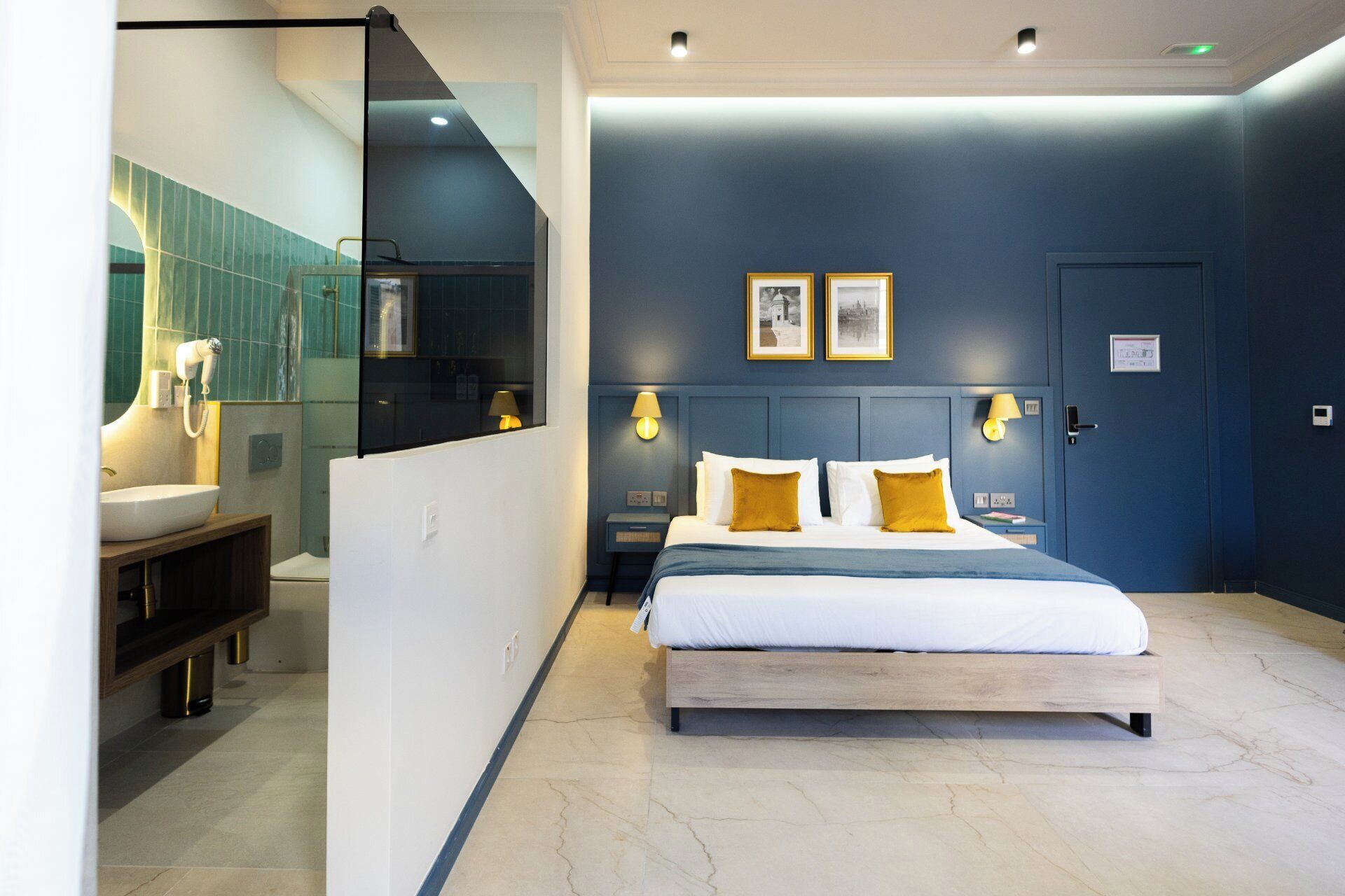 Rideaux occultants, fer et planche à repasser, Wi-Fi gratuit