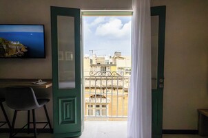 Cortinas blackout, tabla de planchar con plancha y wifi gratis 