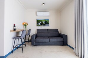 Quarto casal premium, varanda | Cortinas blackout, ferros/tábuas de passar roupa, Wi-Fi de cortesia