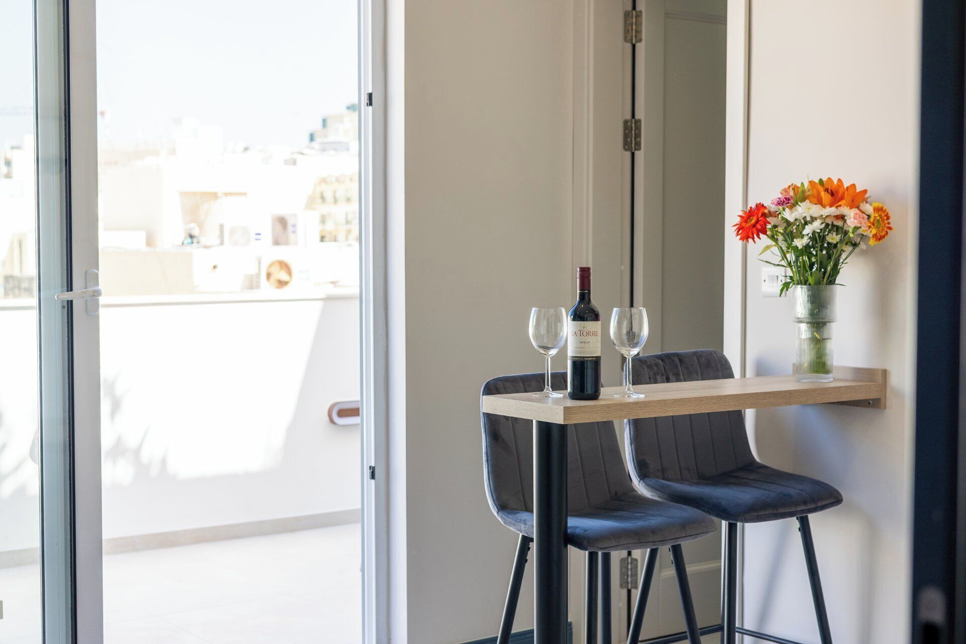 Comfort tweepersoonskamer, terras | Verduisterende gordijnen, een strijkplank/strijkijzer, gratis wifi