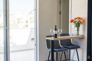 Habitación Confort doble, patio | Cortinas opacas, tabla de planchar con plancha, wifi gratis