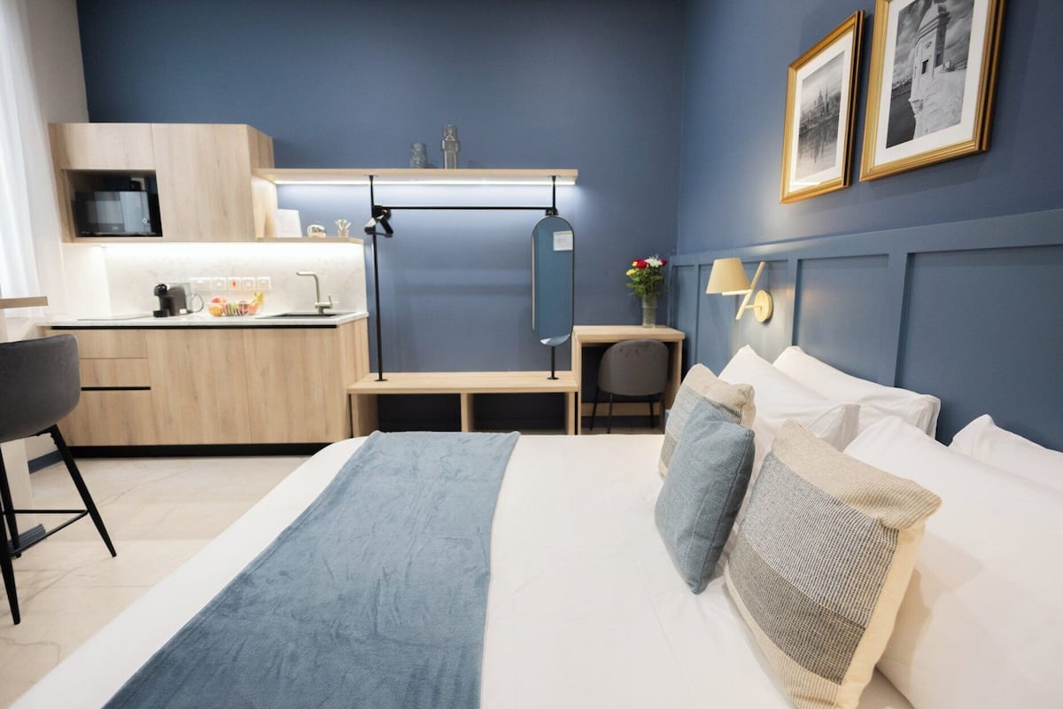 Rideaux occultants, fer et planche à repasser, Wi-Fi gratuit